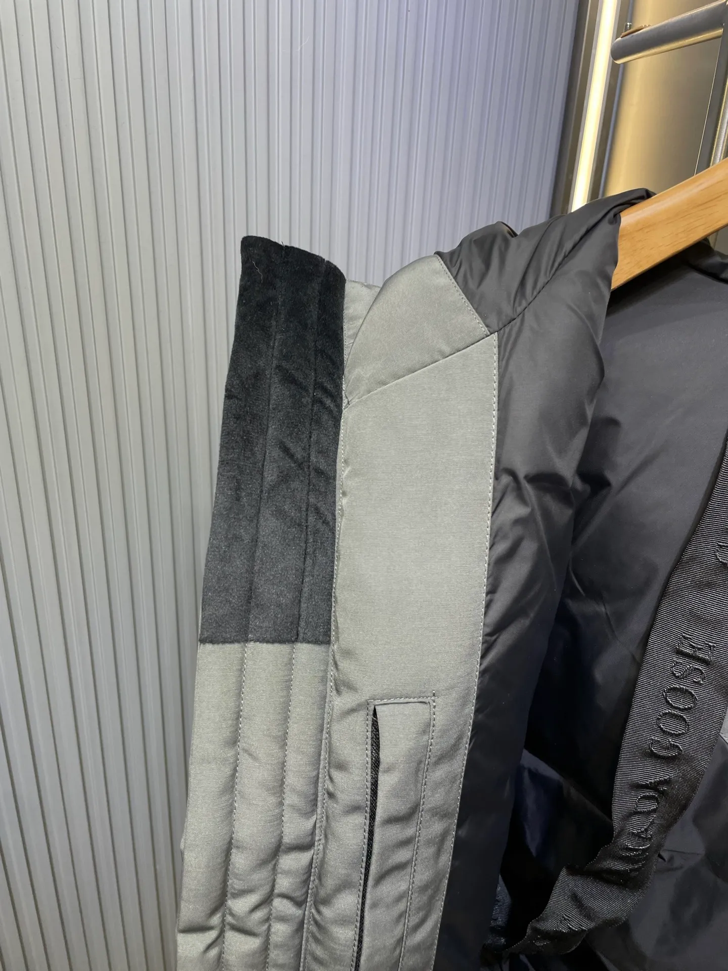 P910 special version 🌟 🇨🇦CANADA GOOES 24 new models 08 models/couple models Factory direct supply: supplying global purchasing agents, micro-entities, Tmall, high-end stalls and studio cooperation, free shipping! Canada Goose Expedition Parka 2008 is the same style for men and women. It is mid-length and the most timeless classic. All Arctic and Antarctic scientific expedition teams choose Canada Goose as their cold-proof equipment. It is the Rolls-Royce of down jackets. ➖ Industry-leading anti-counterfeiting chip sensing. ➖ Imported Behringer embroidery machines and customized embroidery labels, the highest level and industry leading. ➖ Imported Korean 21-count polyester-cotton blended original fabric, TC85 waterproof coated fabric, water-repellent, windproof and wear-resistant. ➖ The new national standard 80 white duck down is filled with an average of 520 grams of down. The amount of down filled is industry-leading. ➖ 100% nylon lining with double double-layer sealing design to prevent velvet running, and seamless thread design on the cuffs! ➖ Western Canadian Green Wolf Collar. ➖ Yoshida YKK provides original factory-customized electroplated sliders. YKK two-way lockable zippers are tight and smooth and do not peel off paint. �� 3M composite Velcro is durable and the accessories and hardware are all custom-made. Note: Our copywriting is only simple and clear. Instead of bragging about the copywriting, it is better to compare and understand with samples. Only for the purest goose, the most dedicated, the most professional, the highest quality, the highest cost performance!  Size:XS-XXL